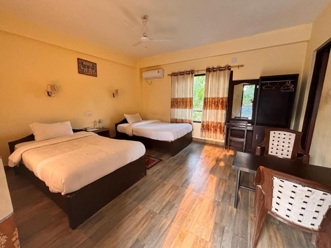 Hotel Silent Park Sauraha Esterno foto