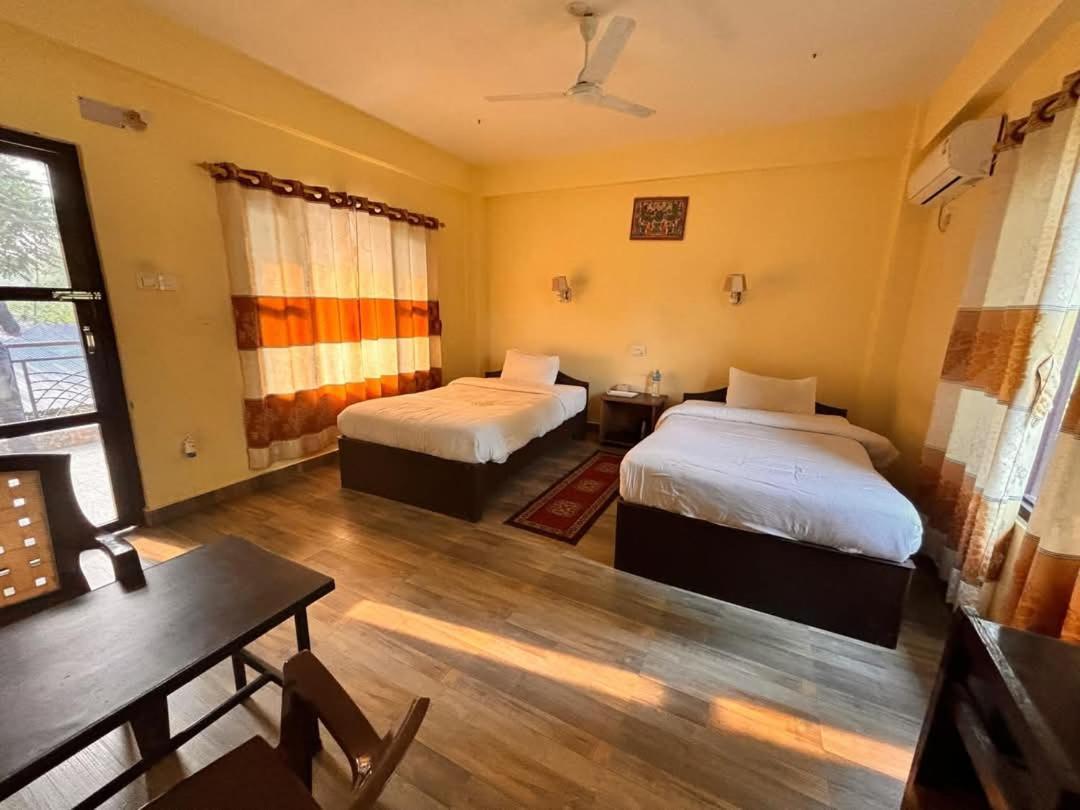 Hotel Silent Park Sauraha Esterno foto
